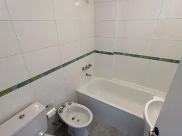 2 amb. c/balcón, piso alto, excelente ubicación
