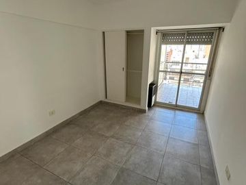 2 amb. c/balcón, piso alto, excelente ubicación