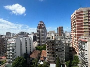 2 amb. c/balcón, piso alto, excelente ubicación
