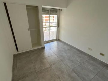 2 amb. c/balcón, piso alto, excelente ubicación