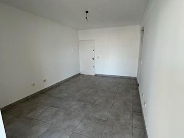 2 amb. c/balcón, piso alto, excelente ubicación