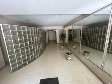 2 amb. c/balcón, piso alto, excelente ubicación