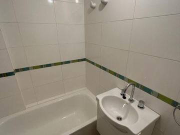 2 amb. c/balcón, piso alto, excelente ubicación