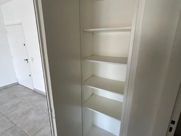 2 amb. c/balcón, piso alto, excelente ubicación