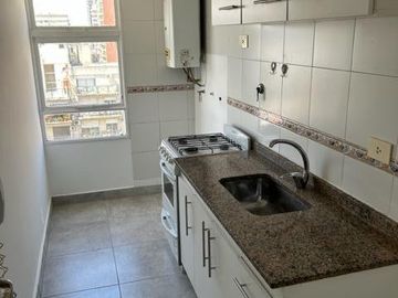 2 amb. c/balcón, piso alto, excelente ubicación