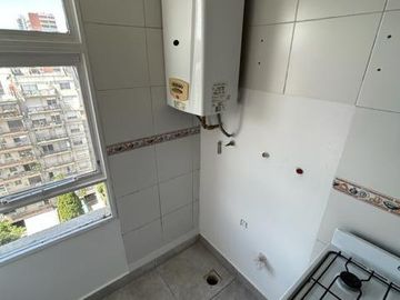 2 amb. c/balcón, piso alto, excelente ubicación