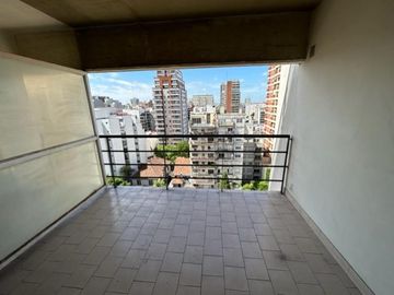 2 amb. c/balcón, piso alto, excelente ubicación