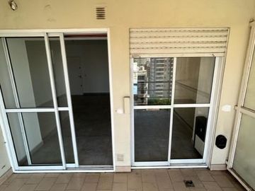 2 amb. c/balcón, piso alto, excelente ubicación