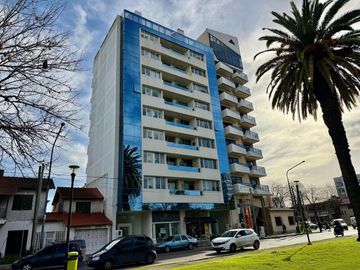Departamento en venta de un dormitorio frente a la plaza