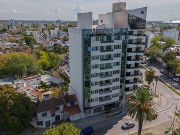 Departamento en venta de un dormitorio frente a la plaza