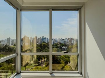 Departamento en venta de un dormitorio frente a la plaza