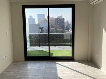 Amplio Monoambiente con TERRAZA Propia!!!