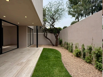 SE RENTA CASA EN ALTOZANO QRO CON HAB. EN PB MODELO FOG 73