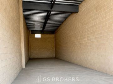 Locales Comerciales 32,33 y 48 en venta Plaza Silver Center | Technology Park