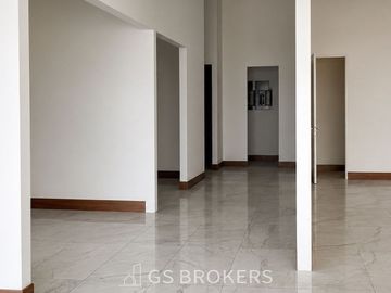 Local Comercial 36 en Venta | Silver Center -Technology Park