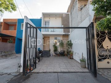 ZALATE CASA A UNAS CUADRAS DE MALECÓN EN VENTA