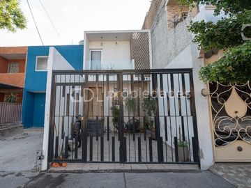 ZALATE CASA A UNAS CUADRAS DE MALECÓN EN VENTA