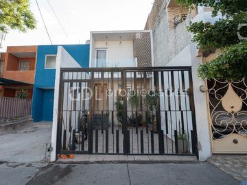 ZALATE CASA A UNAS CUADRAS DE MALECÓN EN VENTA