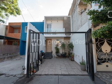 ZALATE CASA A UNAS CUADRAS DE MALECÓN EN VENTA