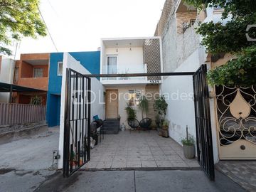 ZALATE CASA A UNAS CUADRAS DE MALECÓN EN VENTA