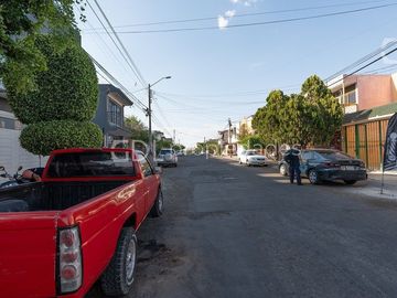 ZALATE CASA A UNAS CUADRAS DE MALECÓN EN VENTA