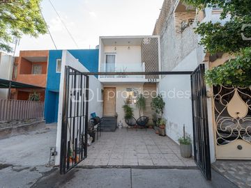 ZALATE CASA A UNAS CUADRAS DE MALECÓN EN VENTA