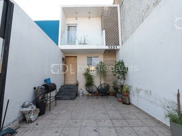ZALATE CASA A UNAS CUADRAS DE MALECÓN EN VENTA