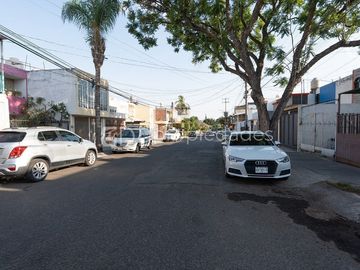 ZALATE CASA A UNAS CUADRAS DE MALECÓN EN VENTA