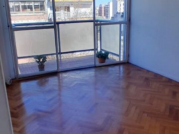Excelente 3 ambientes sobre Av. Avellaneda, con balcón, en Flores!