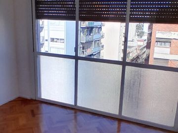 Excelente 3 ambientes sobre Av. Avellaneda, con balcón, en Flores!