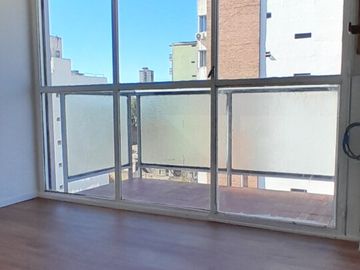 Excelente 3 ambientes sobre Av. Avellaneda, con balcón, en Flores!