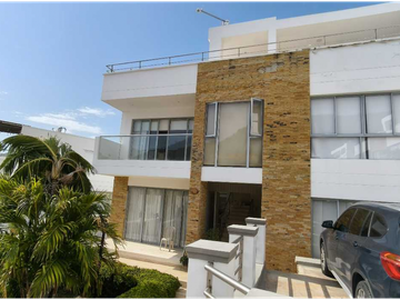 Amplia Casa en conjunto cerrado con vista al mar - 005