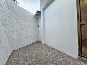 ALQUILO  CASA ESQUINERA REFORMADA EN CIUDAD DEL SOL