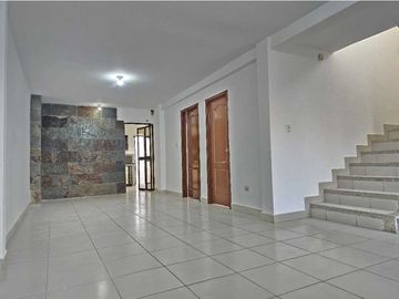 ALQUILO  CASA ESQUINERA REFORMADA EN CIUDAD DEL SOL