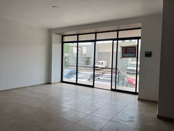 Local en venta afuera del coto La Avellana, Santa Ana Tepetitlán