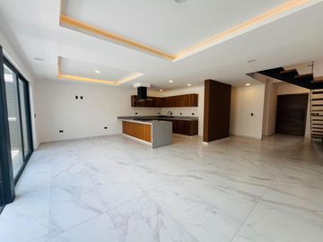 Casa en Venta con Alberca y Recámara en Planta Baja | Río Residencial, Cancún