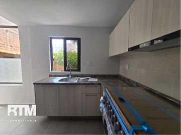 CASA RECIÉN REMODELADA EN VENTA EN LOMAS 4TA