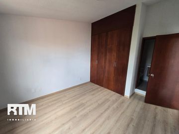 CASA RECIÉN REMODELADA EN VENTA EN LOMAS 4TA