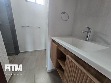 CASA RECIÉN REMODELADA EN VENTA EN LOMAS 4TA