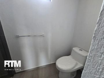 CASA RECIÉN REMODELADA EN VENTA EN LOMAS 4TA