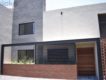 Casa en Renta en Álamos 3ra Sección | 4  Recámaras, Jardín y Cochera para 4 Autos