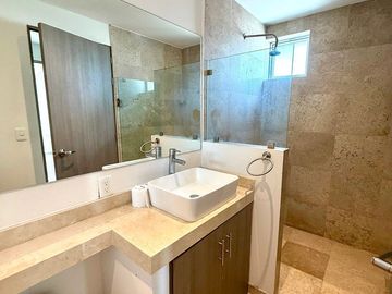 DEPARTAMENTO EN RENTA CON VISTA AL LAGO EN JURIQUILLA, QUERETARO