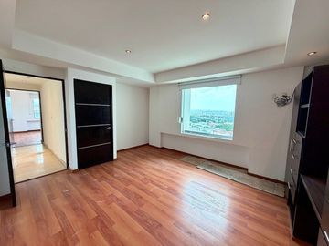 AMPLIO DEPARTAMENTO EN RENTA CON VISTA AL LAGO Y CUARTO DE SERVICIO, JURIQUILLA