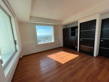 AMPLIO DEPARTAMENTO EN RENTA CON VISTA AL LAGO Y CUARTO DE SERVICIO, JURIQUILLA