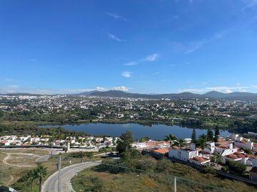 AMPLIO DEPARTAMENTO EN RENTA CON VISTA AL LAGO Y CUARTO DE SERVICIO, JURIQUILLA