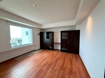 AMPLIO DEPARTAMENTO EN RENTA CON VISTA AL LAGO Y CUARTO DE SERVICIO, JURIQUILLA