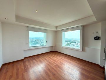 AMPLIO DEPARTAMENTO EN RENTA CON VISTA AL LAGO Y CUARTO DE SERVICIO, JURIQUILLA