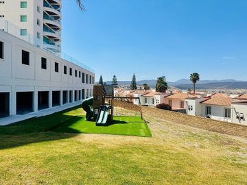 AMPLIO DEPARTAMENTO EN RENTA CON VISTA AL LAGO Y CUARTO DE SERVICIO, JURIQUILLA