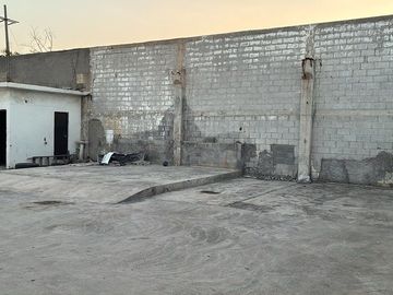Bodega con patio y oficina en zona Lincoln en garcia