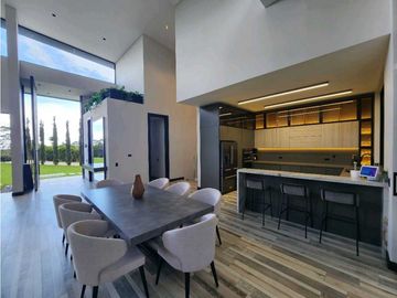 Casa para renta y/o venta en Llanogrande.